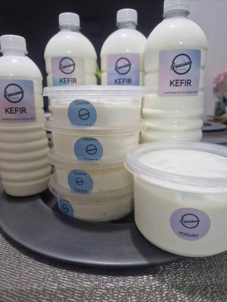 Botellas de kéfir, tarros de queso crema y yogur