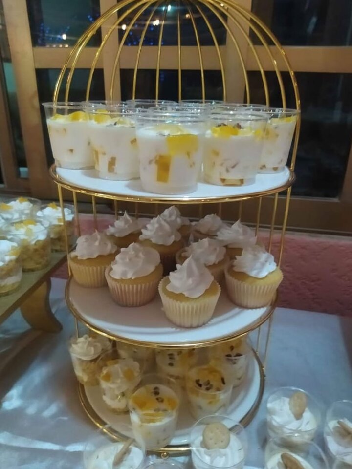 Carlotas de limón y cupcakes en jaula dorada