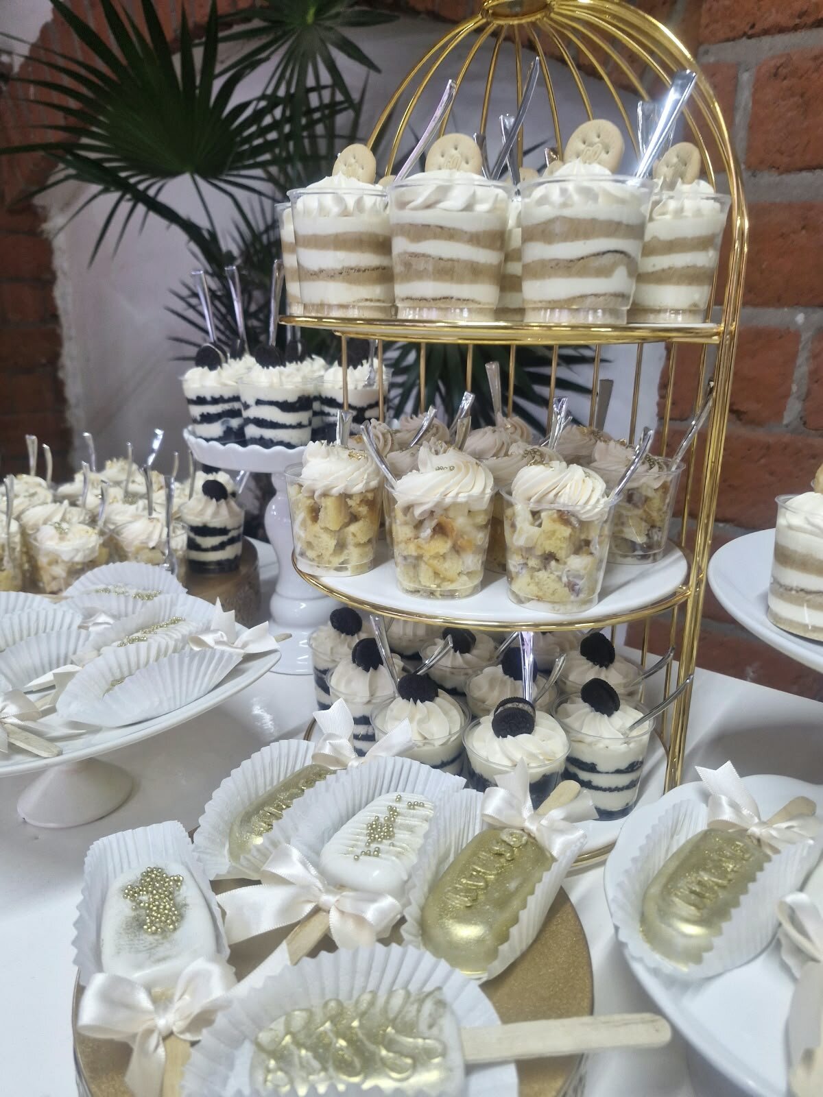 Mesa en dorado y blanco con jaula de postres