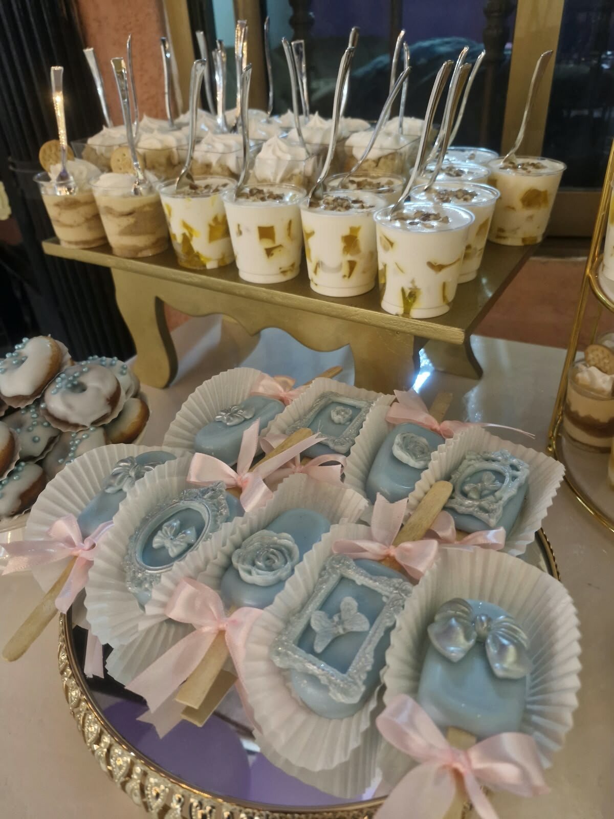 Paletas azules con moños rosas