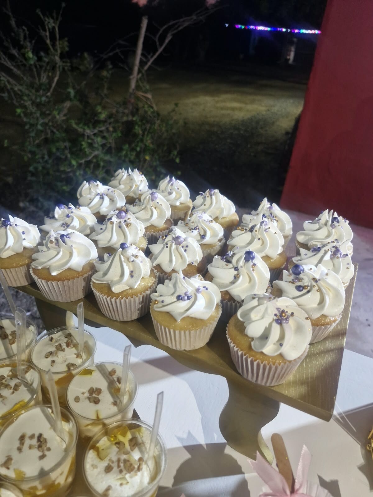 Cupcakes y vasitos para una fiesta de noche