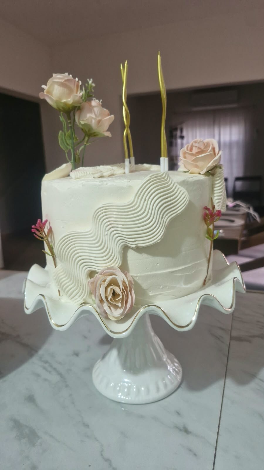 Pastel blanco con rosas