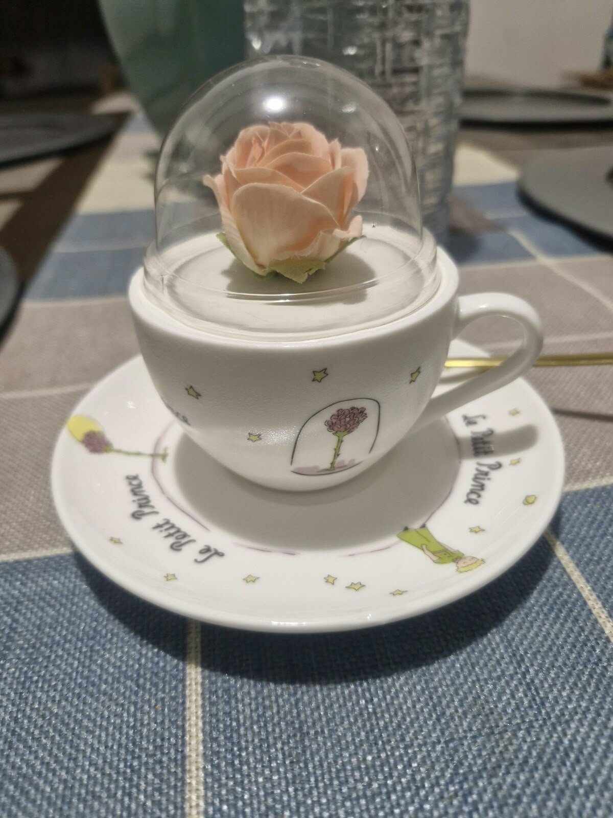 Taza con rosa en domo