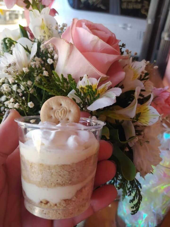 Postre en vasito con galleta