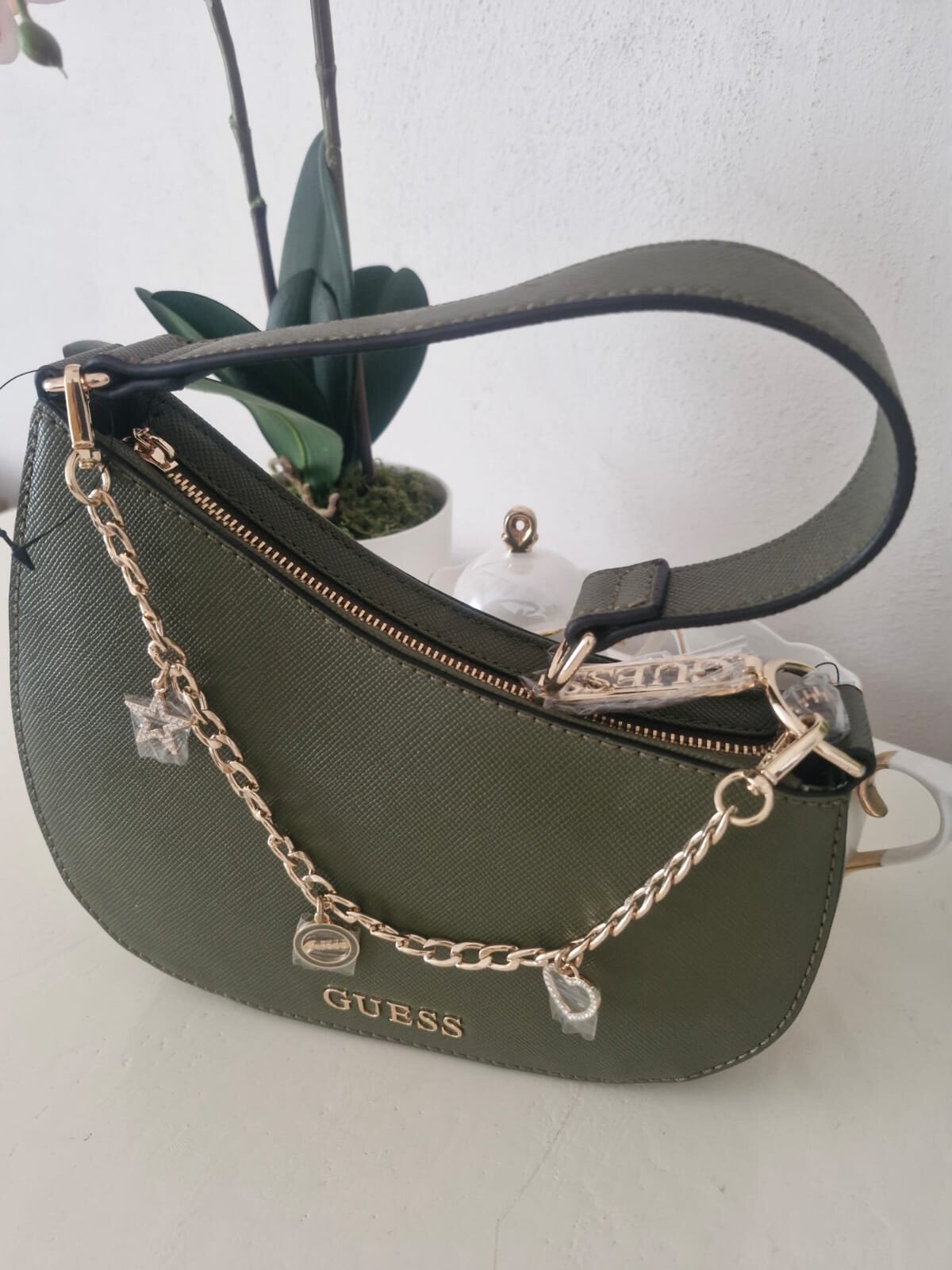 Bolsa Guess verde olivo con cadena
