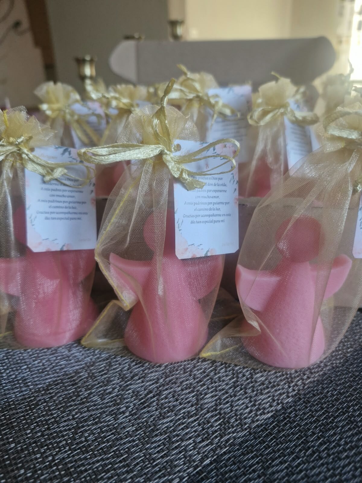 Angelitos de recuerdo en bolsitas doradas