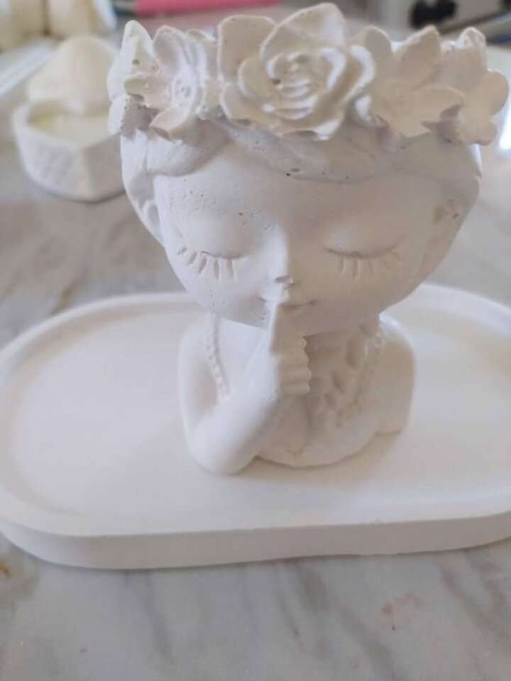 Niña con corona de flores